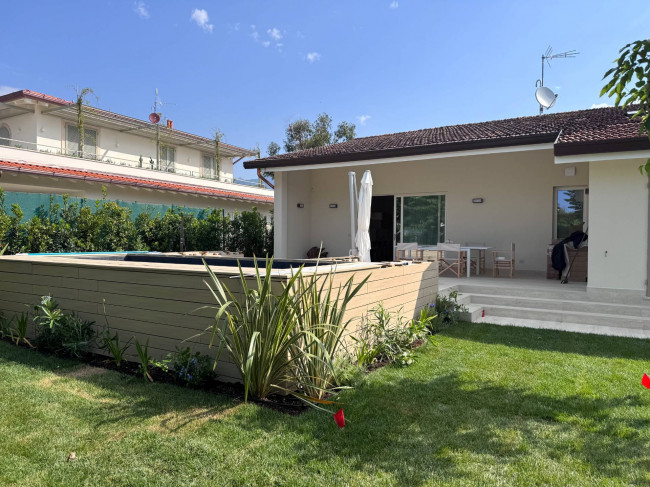 Small villa for seasonal rent in Forte dei Marmi