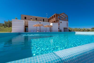 Casale Prestigioso con piscina in Vendita