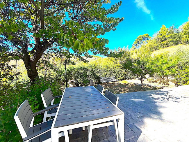 Villa con terrazzo e giardino in vendita a Teramo
