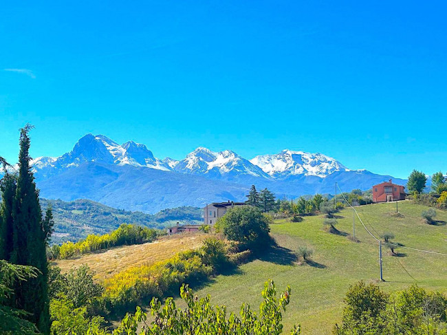Villa con terrazzo e giardino in vendita a Teramo