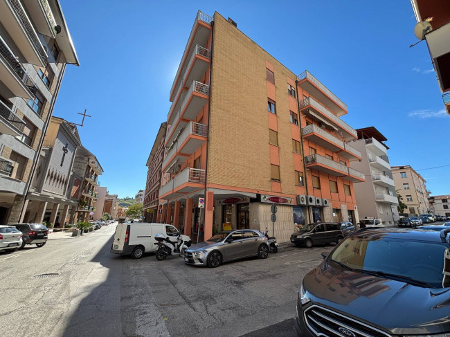 Locale commerciale in vendita a Teramo