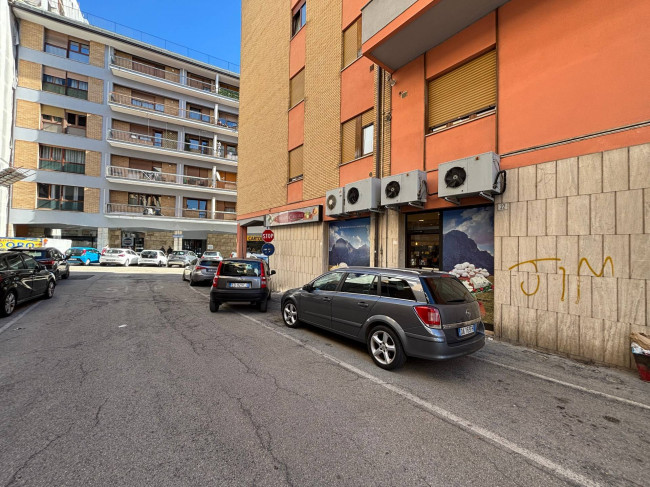 Locale commerciale in vendita a Teramo