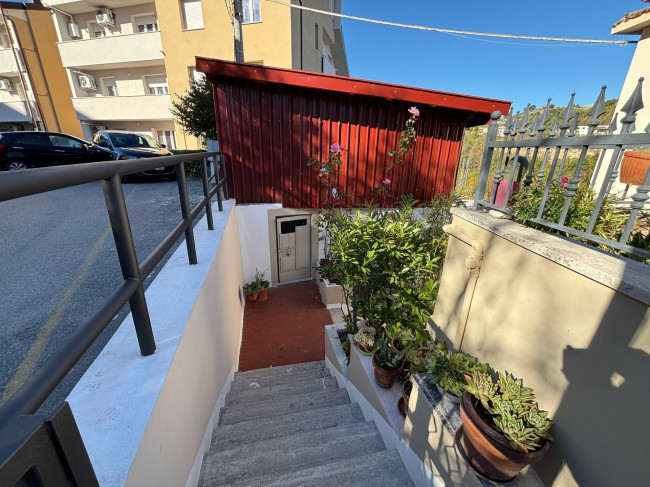 Appartamento con ingresso indipendente in vendita a Teramo