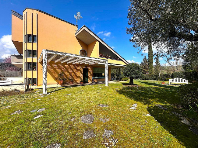 Villa con terrazzo e giardino in vendita a Teramo