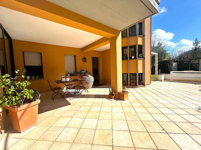Villa con terrazzo e giardino in vendita a Teramo