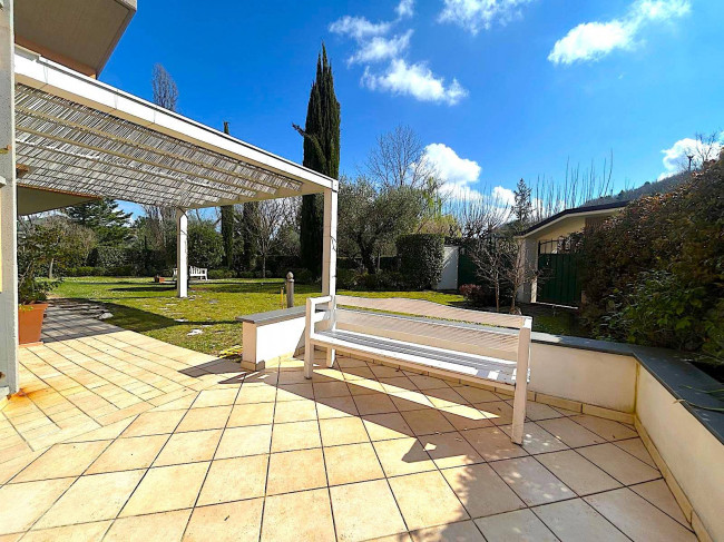 Villa con terrazzo e giardino in vendita a Teramo