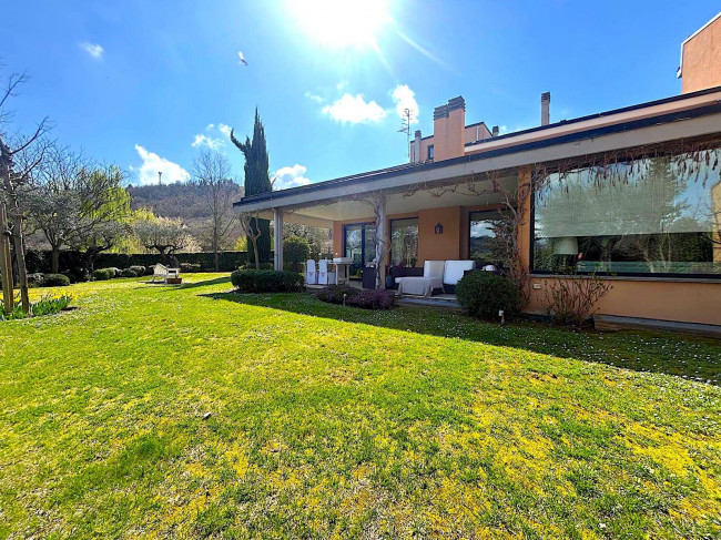Villa con terrazzo e giardino in vendita a Teramo