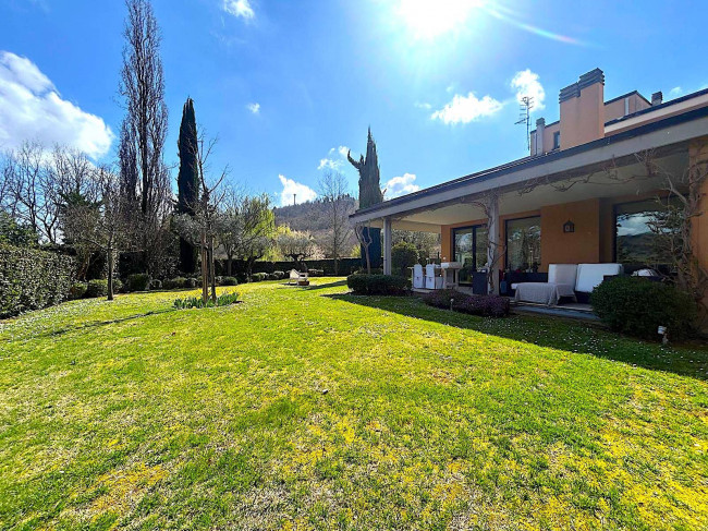 Villa con terrazzo e giardino in vendita a Teramo