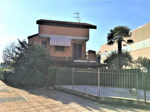 Villa Bifamiliare in Vendita a Caronno Pertusella