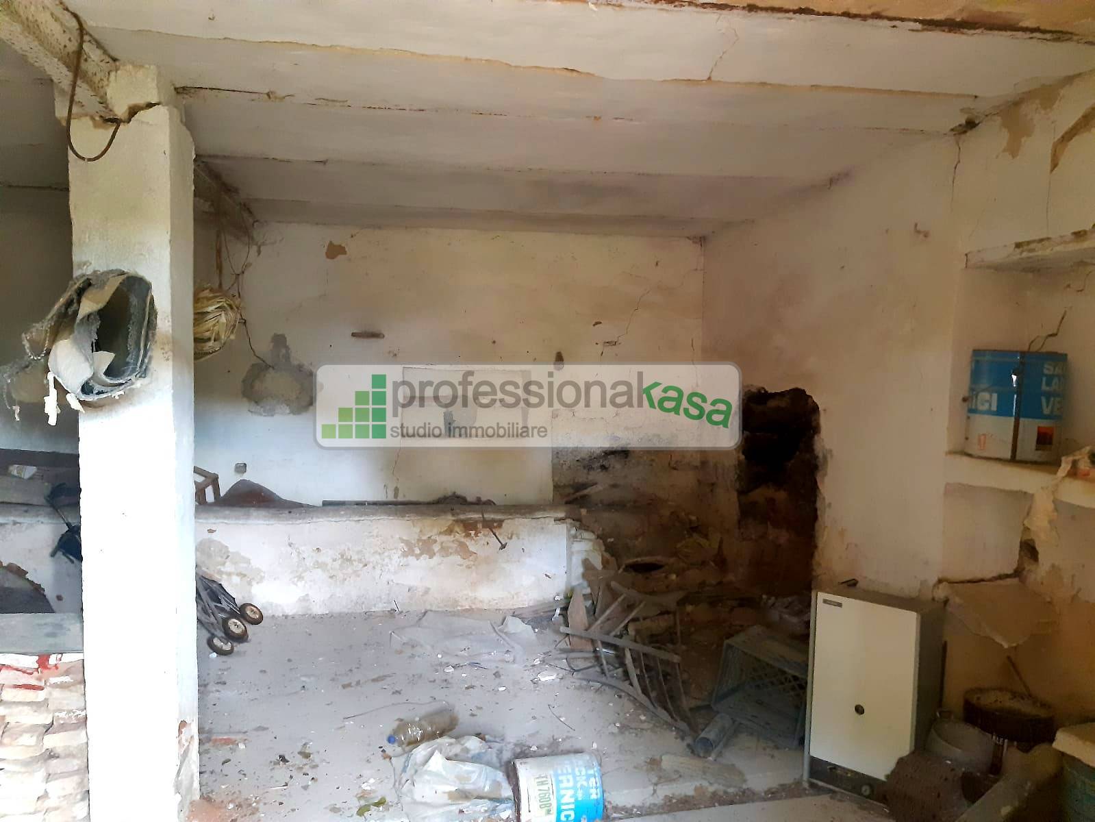 Casa con terreno in Vendita - Montenero di Bisaccia Campobasso Zona residenziale