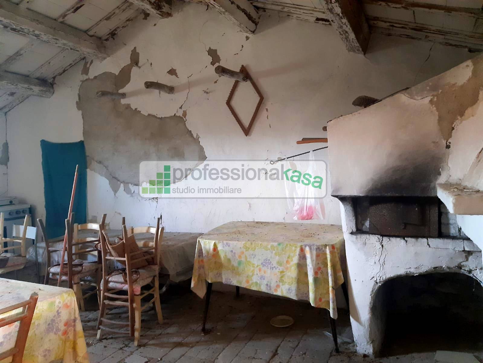 Casa con terreno in Vendita - Montenero di Bisaccia Campobasso Zona residenziale