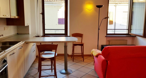 Mini arredato in affitto, zona Porta Villalta, con box auto!