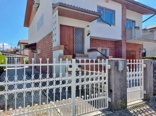 Unità in casa bifamiliare, con dependace interna e scoperto