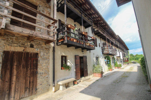 Cassacco. In Borgo Storico casa in linea bicamere con giardino privato.