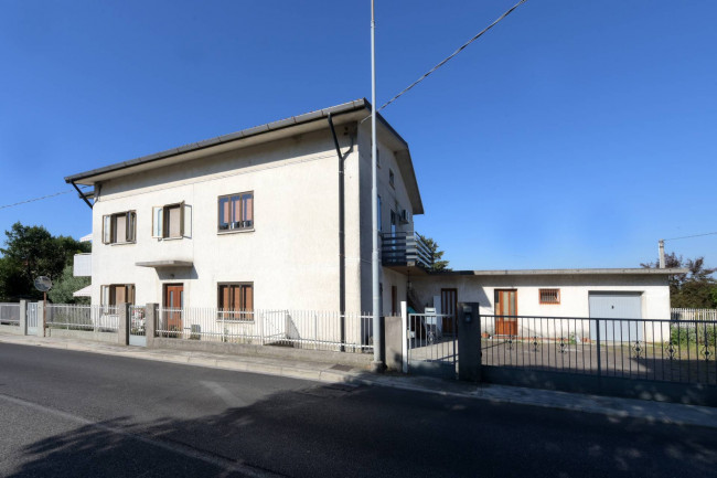 udine via lumignacco vendesi spaziosa casa in bifamiliare, con scoperto privato autorimessa e magazzino adiacente