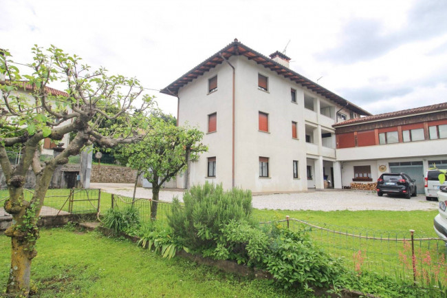 Tarcento. A Segnacco ampia casa di testa con giardino privato trasformabile in bifamiliare.