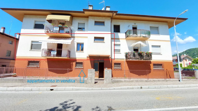 Faedis. Ampio appartamento tricamere al primo piano con cantina e garage.