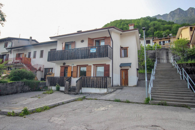 Cesariis. A Lusevera villa a schiera bicamere su due livelli con ampio cortile e terrazzo sul verde collinare