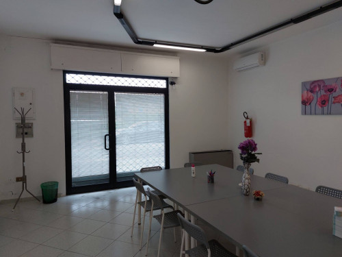 Locale commerciale in affitto a Ferrara