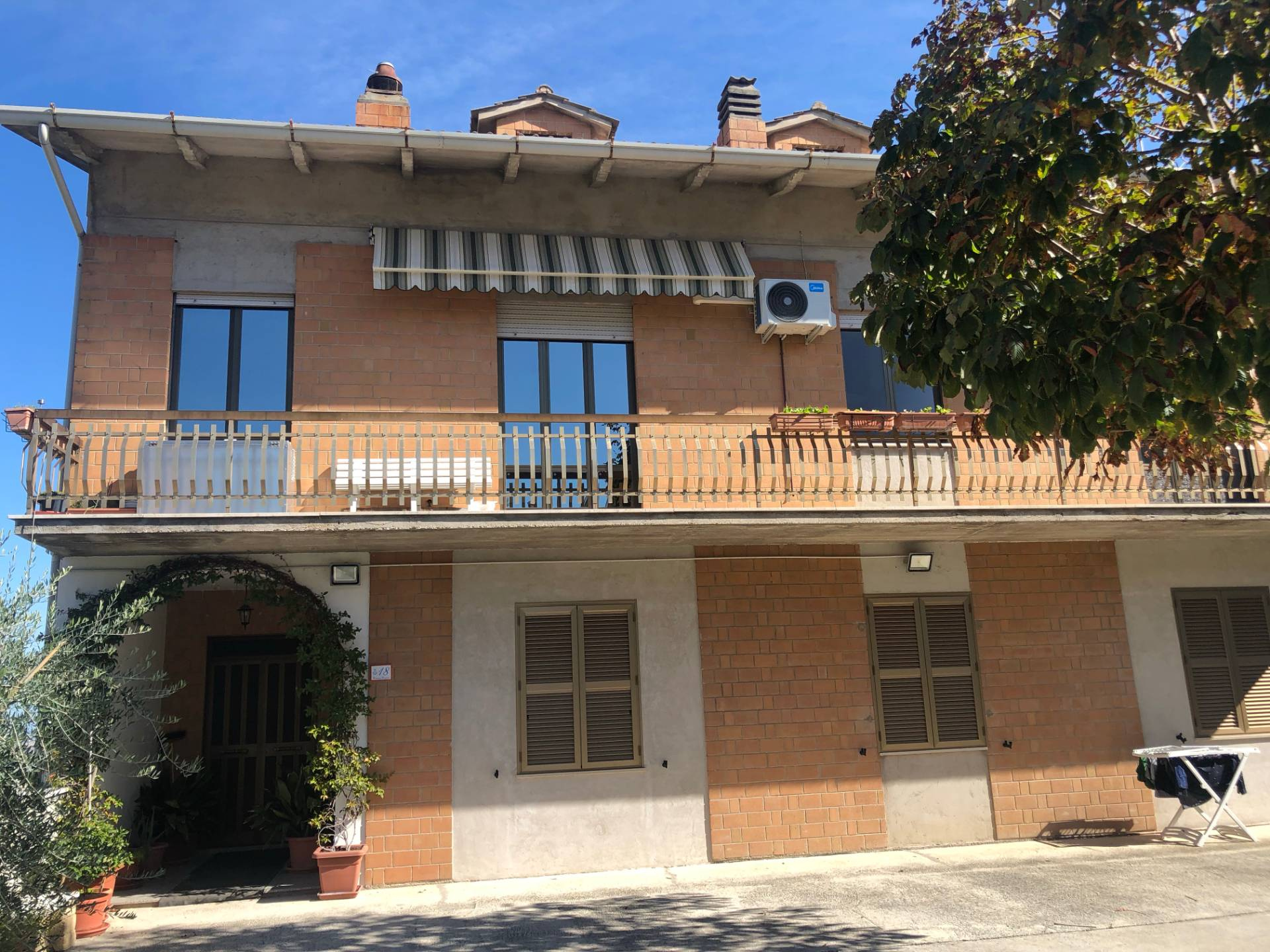  monte vidon corrado vendita quart:  re casa immobiliare s.r.l.