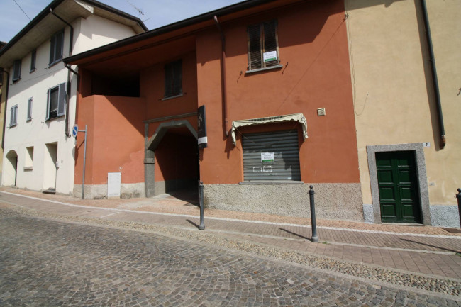 negozio in Vendita a Veduggio con Colzano