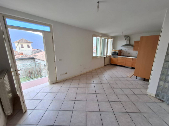 APPARTAMENTO in Vendita a Sale Marasino