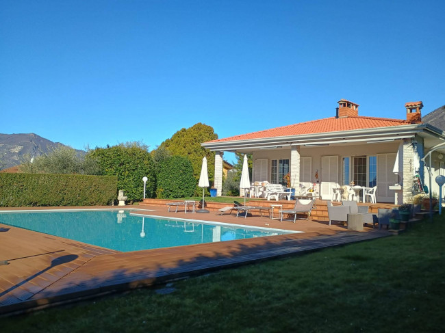 Villa in Vendita a Sale Marasino