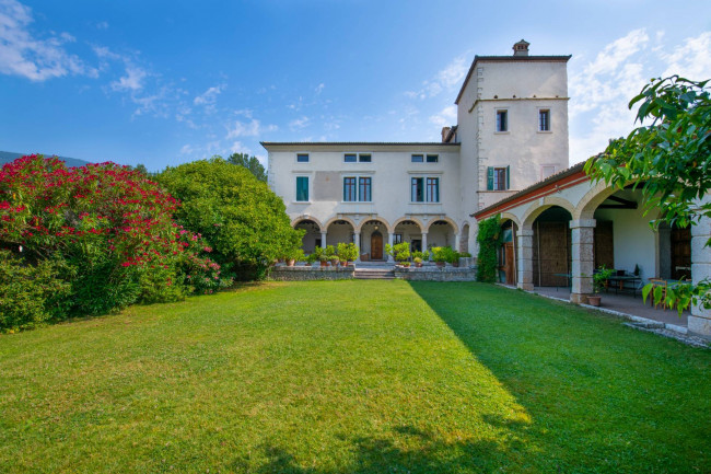 Villa for Sale to Caprino Veronese