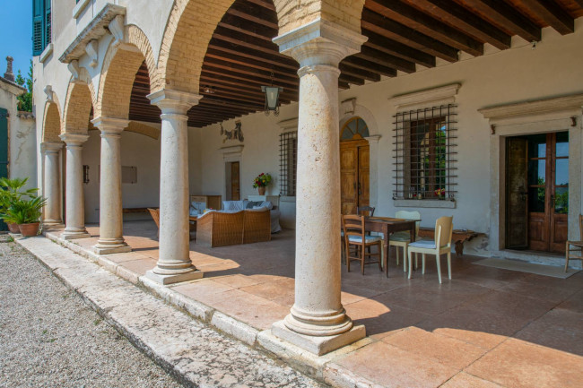 Villa in vendita a Caprino Veronese