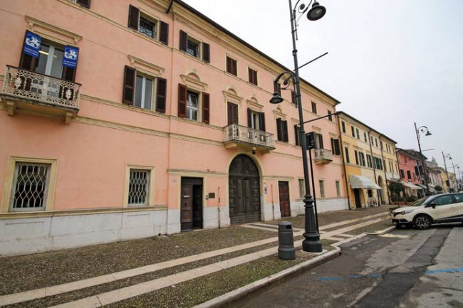 Stabile/Palazzo in Affitto a Villafranca di Verona