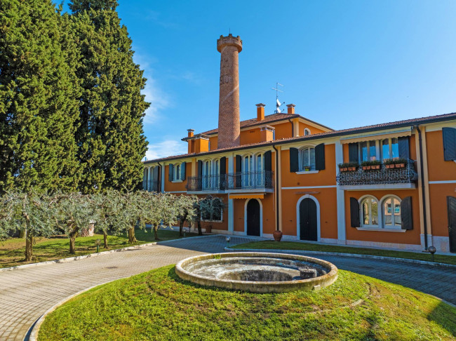 Stabile/Palazzo in vendita a Castelnuovo del Garda