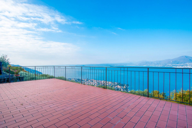 Villa for sale in Torri del Benaco