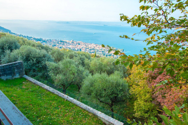 Villa for sale in Torri del Benaco