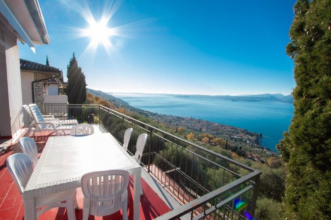 Villa in Vendita a Torri del Benaco