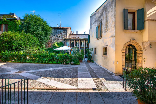 Casa Semindipendente in vendita a Verona