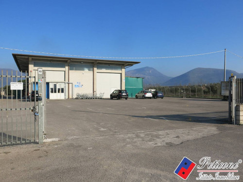LOCALE COMMERCIALE con AMPIO SPAZIO ESTERNO