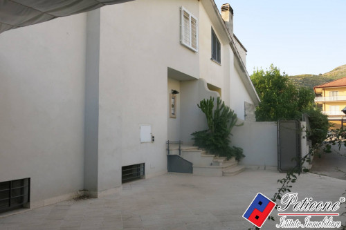 VILLA BIFAMILIARE con RIFINITURE di PREGIO e CORTE ESCLUSIVA