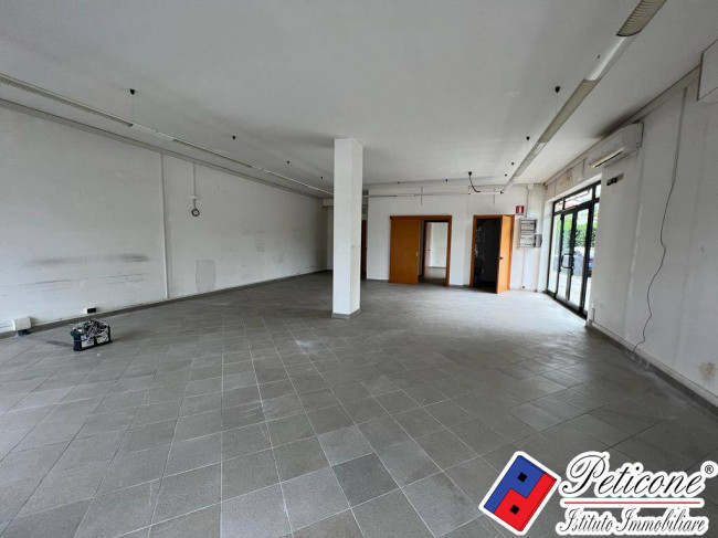 LOCALE COMMERCIALE CON 3 VETRINE FRONTE STRADA