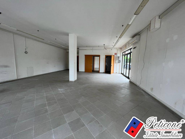 LOCALE COMMERCIALE CON 3 VETRINE FRONTE STRADA