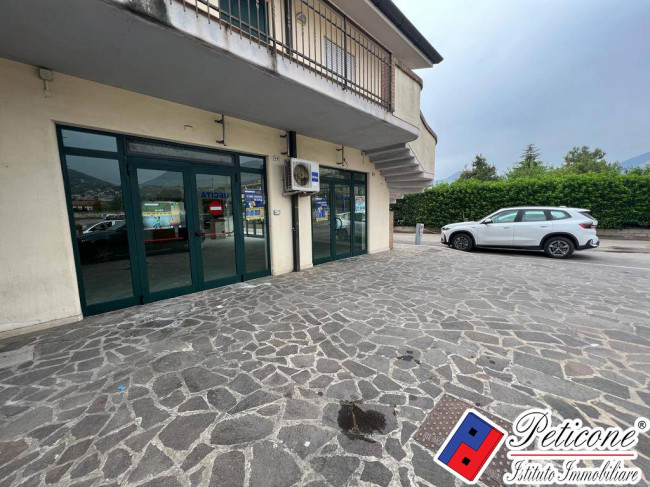 LOCALE COMMERCIALE CON 3 VETRINE FRONTE STRADA
