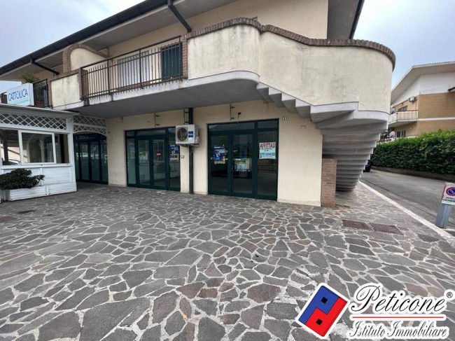 LOCALE COMMERCIALE CON 3 VETRINE FRONTE STRADA
