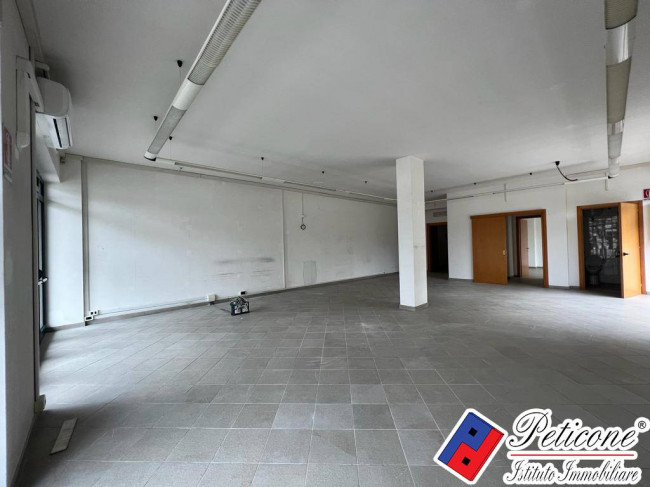 LOCALE COMMERCIALE CON 3 VETRINE FRONTE STRADA