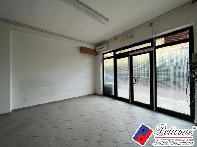 LOCALE COMMERCIALE CON 3 VETRINE FRONTE STRADA