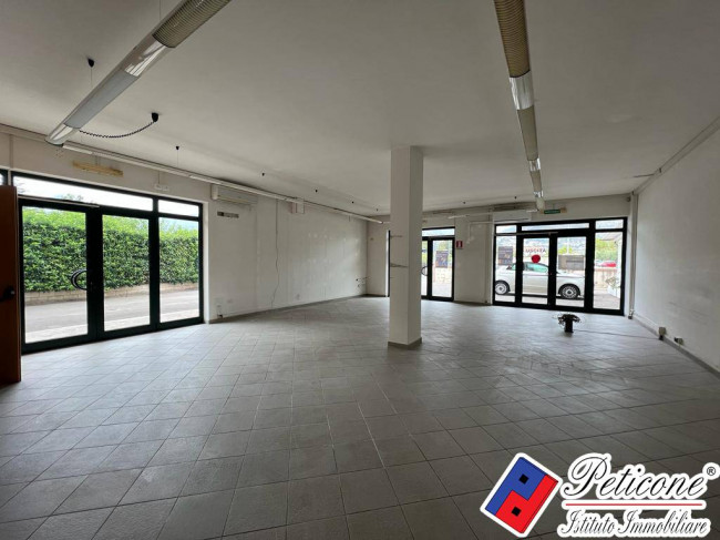 LOCALE COMMERCIALE CON 3 VETRINE FRONTE STRADA