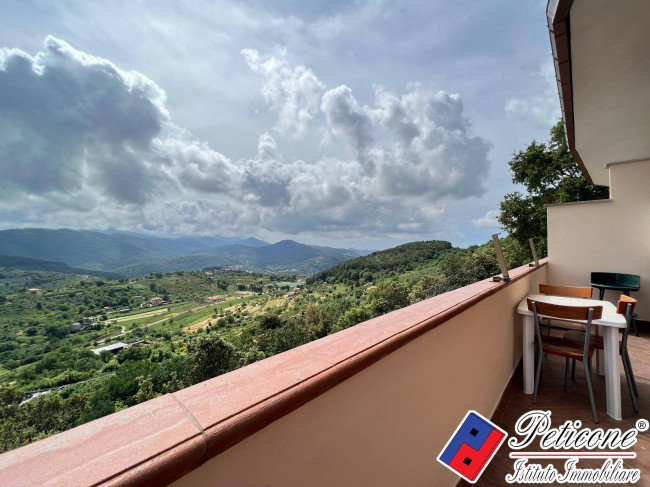 APPARTAMENTO con CORTE ESCLUSIVA, POSTO AUTO e TERRAZZO PANORAMICO