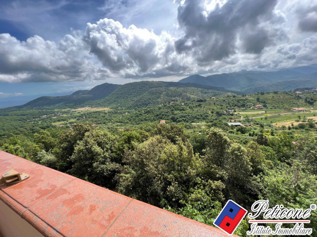 APPARTAMENTO con CORTE ESCLUSIVA, POSTO AUTO e TERRAZZO PANORAMICO