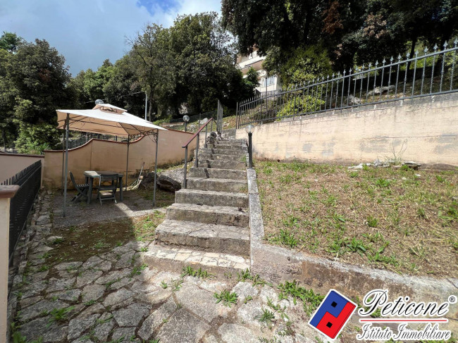 APPARTAMENTO con CORTE ESCLUSIVA, POSTO AUTO e TERRAZZO PANORAMICO