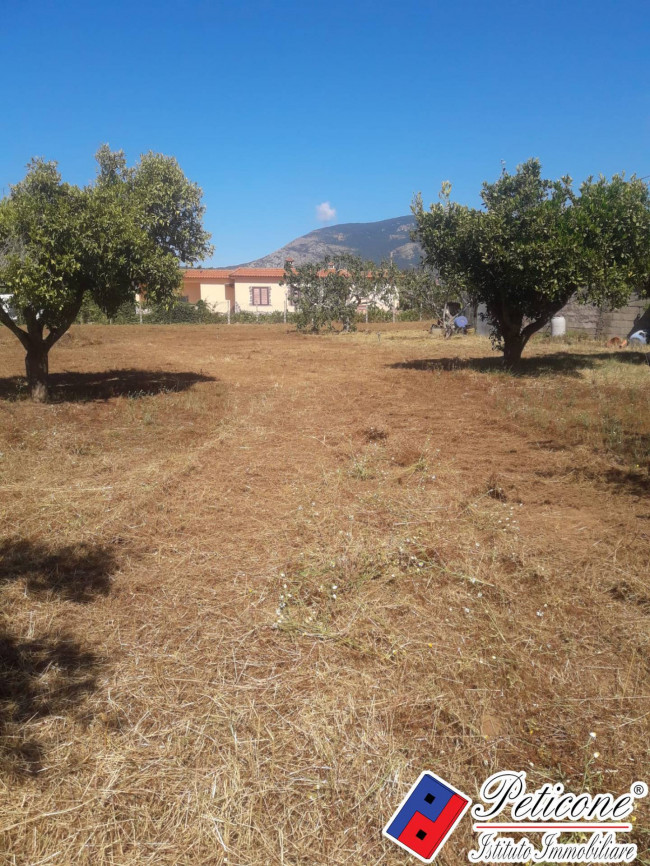 FABBRICATO CON TERRENO, VICINO AL MARE