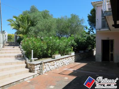 Appartamento con Terrazzo Panoramico e Vista Mare da Sogno