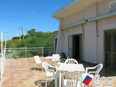 Appartamento con Terrazzo Panoramico e Vista Mare da Sogno